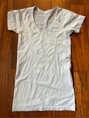 lululemon athletica light gray short sleeve v-neck top